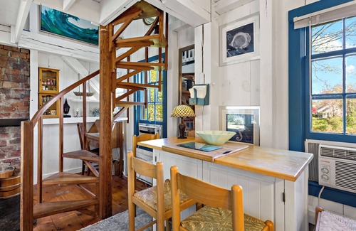 West Barnstable Cabaña | Lovely Carriage House w/Spa Near Beach, Pets Welcome!
