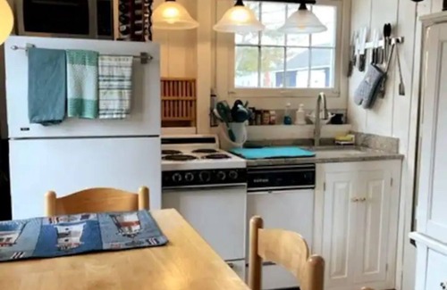 West Barnstable Cabaña | Lovely Carriage House w/Spa Near Beach, Pets Welcome!