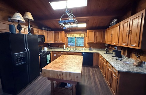 Enumclaw Cabina | Lovely cedar log cabin in Greenwater minutes to Mount Rainier