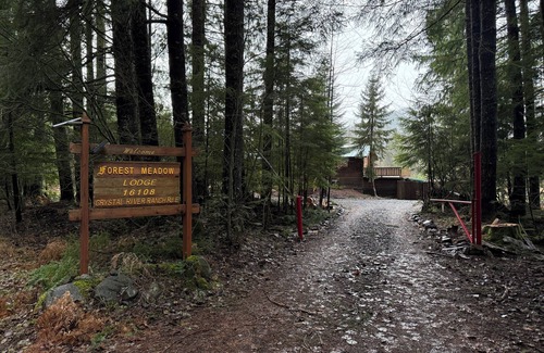 Enumclaw Cabina | Lovely cedar log cabin in Greenwater minutes to Mount Rainier
