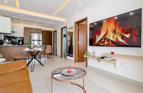 Evaristo Morales Apartamento | Beautiful, City Center 1BR Condo, King Size Bed, Full AC, Fast Wi-Fi, Pool