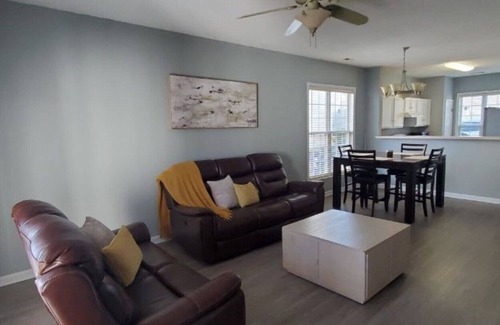 Northeast Raleigh Casa | Lovely & Charming 2BD | 2.5BTH Minimalistic Town House on a Golf Course