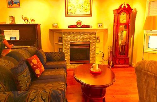 Killarney Casa | Lovely comfy home private bath in central Calgary