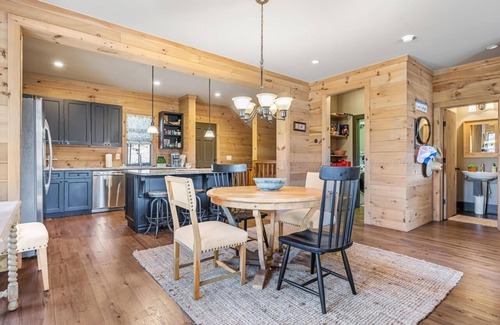 Crane Hill Casa | Lovely, convienant 4-bedroom townhome with WiFi on Smith Lake