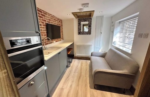 Wokingham Cabaña | Lovely Courtyard Studio in Wokingham. Close to all major travel links.