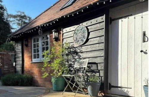 Wokingham Cabaña | Lovely Courtyard Studio in Wokingham. Close to all major travel links.