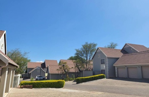 Pretoria Apartamento | Lovely & Cozy Studio Unit with Carport!