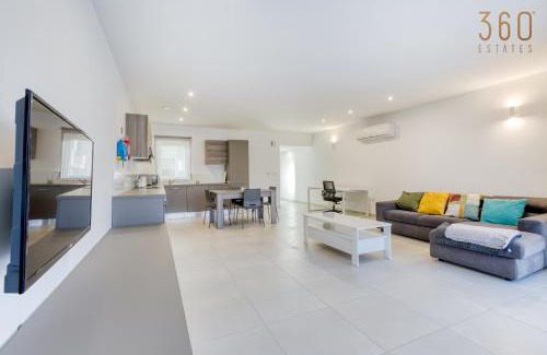 Pieta Apartamento | Lovely designer 3BR Apt with Private Terrace with BBQ by 360 Estates
