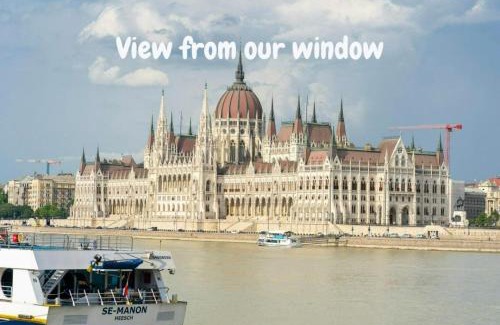 Vizivaros Apartamento | Lovely designer home with stunning Parliament view