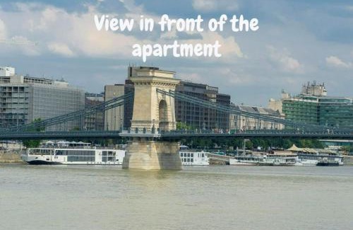 Vizivaros Apartamento | Lovely designer home with stunning Parliament view