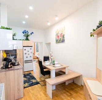 Vizivaros Apartamento | Lovely designer home with stunning Parliament view