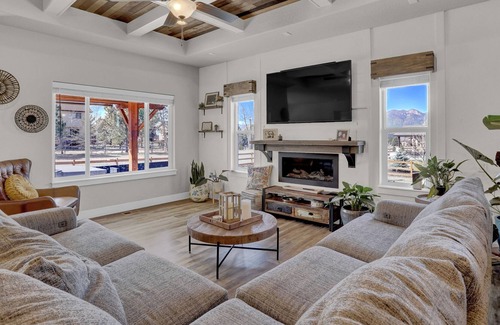 Gleneagle Casa | Lovely dog-friendly home with hot tub, fireplace, & washer/dryer