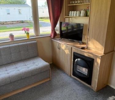 Louth Otro | Lovely Dog Friendly 8 Berth Caravan At Sunnydale, Lincolnshire Ref 35197S