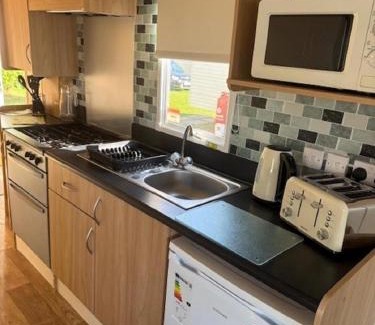 Louth Otro | Lovely Dog Friendly 8 Berth Caravan At Sunnydale, Lincolnshire Ref 35197S