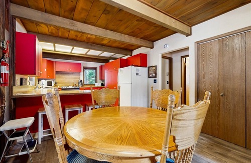 McCall Cabina | Encantadora cabaña con cocina completa, terraza envolvente y parrilla de gas a pie del lago y la ciudad.