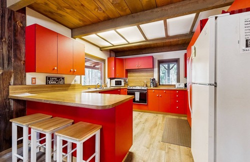 McCall Cabina | Encantadora cabaña con cocina completa, terraza envolvente y parrilla de gas a pie del lago y la ciudad.