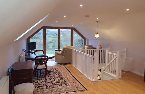 Ludwel Cabaña | Lovely dog friendly cottage 4 miles from Ludlow with feature oak glass gable.