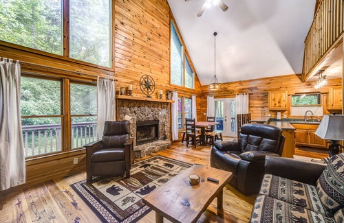 Epworth Cabina | Lovely dog-friendly creekside cabin with fireplace, hot tub, & fire pit