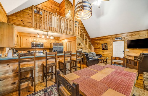 Epworth Cabina | Lovely dog-friendly creekside cabin with fireplace, hot tub, & fire pit