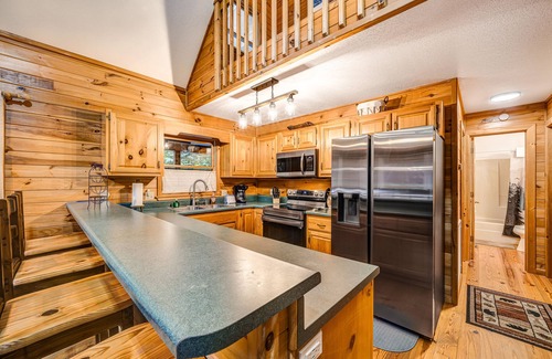 Epworth Cabina | Lovely dog-friendly creekside cabin with fireplace, hot tub, & fire pit