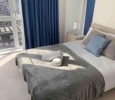 Lea Bridge Apartamento | Lovely En-suite Flat with Balcony and Parking.