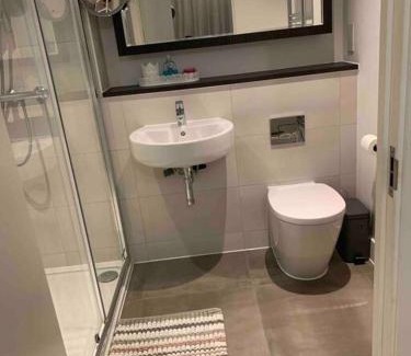 Lea Bridge Apartamento | Lovely En-suite Flat with Balcony and Parking.