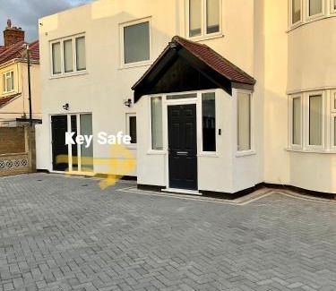 London Borough of Bexley Apartamento | Lovely En-suite Room with private entry, Close to Station