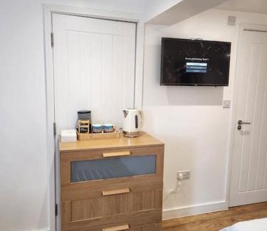 London Borough of Bexley Apartamento | Lovely En-suite Room with private entry, Close to Station