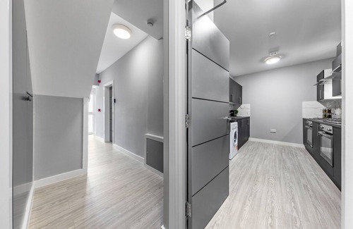 Feltham West Apartamento | Lovely Ensuite Room Feltham Heathrow London Tw13