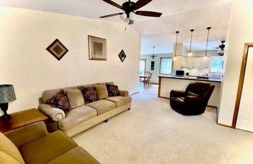 West Carrollton Casa | Lovely, Family Home with Garage in Nice Area