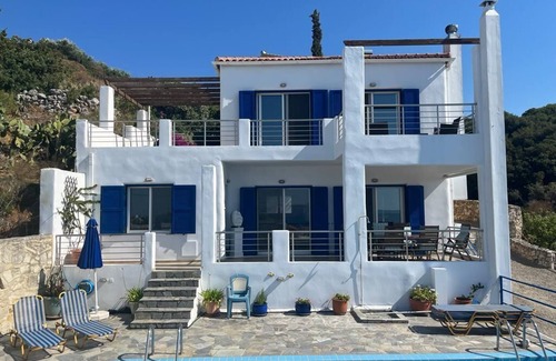 Plaka Villa | Encantadora villa familiar con impresionantes vistas al mar, piscina privada, sala de juegos y wi-fi