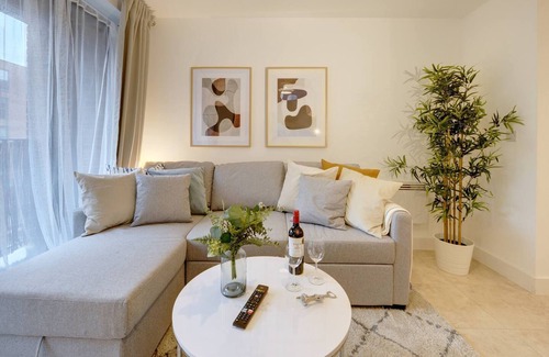 Gloucester Apartamento | Lovely Flat in Kiln Close with Free Parking