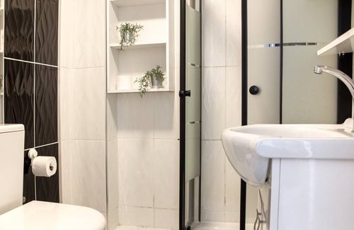 Konak Apartamento | Lovely Flat in Konak with Sea View and Balcony