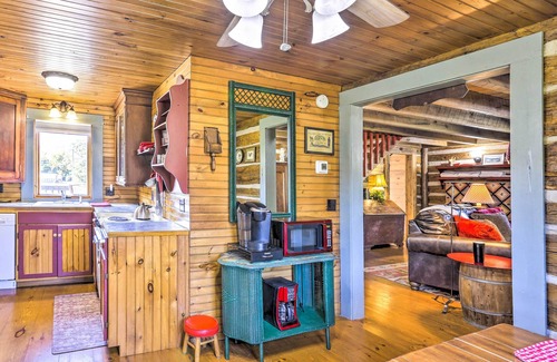 Flat Rock Cabina | Lovely Flat Rock Cabin from 1905 w/ Fireplace