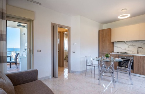 Aci Trezza Apartamento | Lovely Flat with Balcony and Private Parking