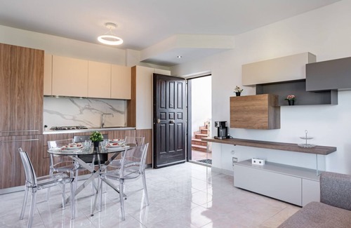 Aci Trezza Apartamento | Lovely Flat with Balcony and Private Parking