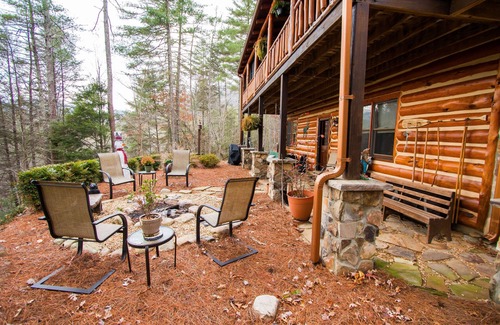 Suches Cabina | Lovely Genuine Log Cabin overlooking the Toccoa River nestled in the N GA Mtns