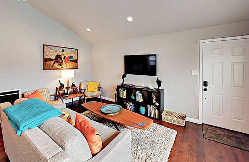 El Segundo Casa | Lovely home 1 block to Main St and near the beach w/ patio - snowbirds welcome