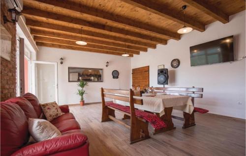 Ploce Casa | Lovely Home In Bacina With Wifi