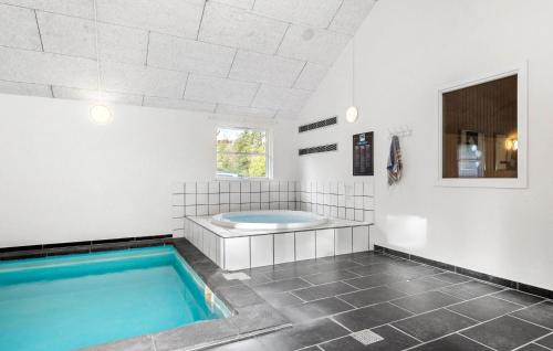 Blavand Casa | Lovely Home In Blåvand With Kitchen