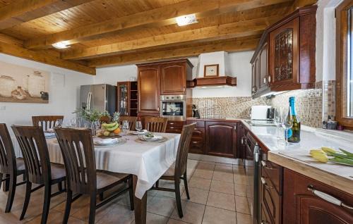 Donje Polje Casa | Lovely Home In Donje Polje