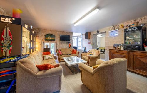 Escles Casa | Lovely Home In Escles With Kitchen