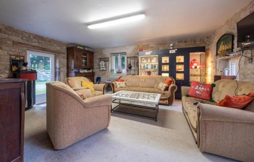Escles Casa | Lovely Home In Escles With Kitchen