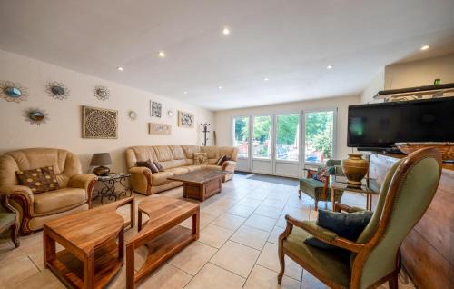 Escles Casa | Lovely Home In Escles With Kitchen