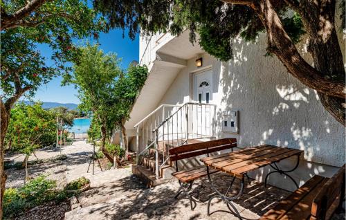Loviste Casa | Lovely Home In Loviste With Kitchen