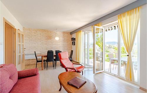 Loviste Casa | Lovely Home In Loviste With Kitchen