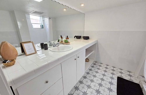 El Paso Casa | Lovely home in Manhattan Heights with game room, one block from Memorial Park.