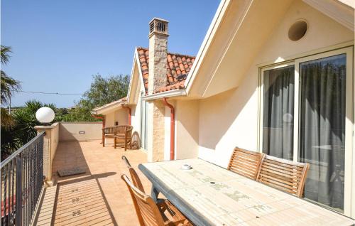 Pozzallo Casa | Lovely Home In Pozzallo With Kitchen