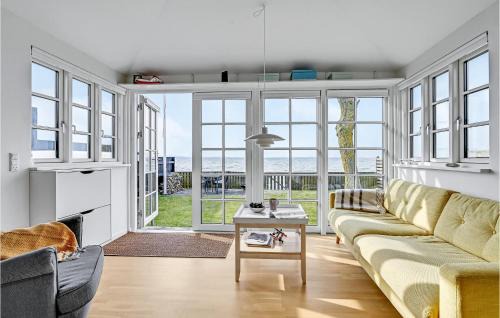 Ronde Casa | Lovely Home In Rønde With Kitchen