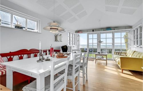 Ronde Casa | Lovely Home In Rønde With Kitchen